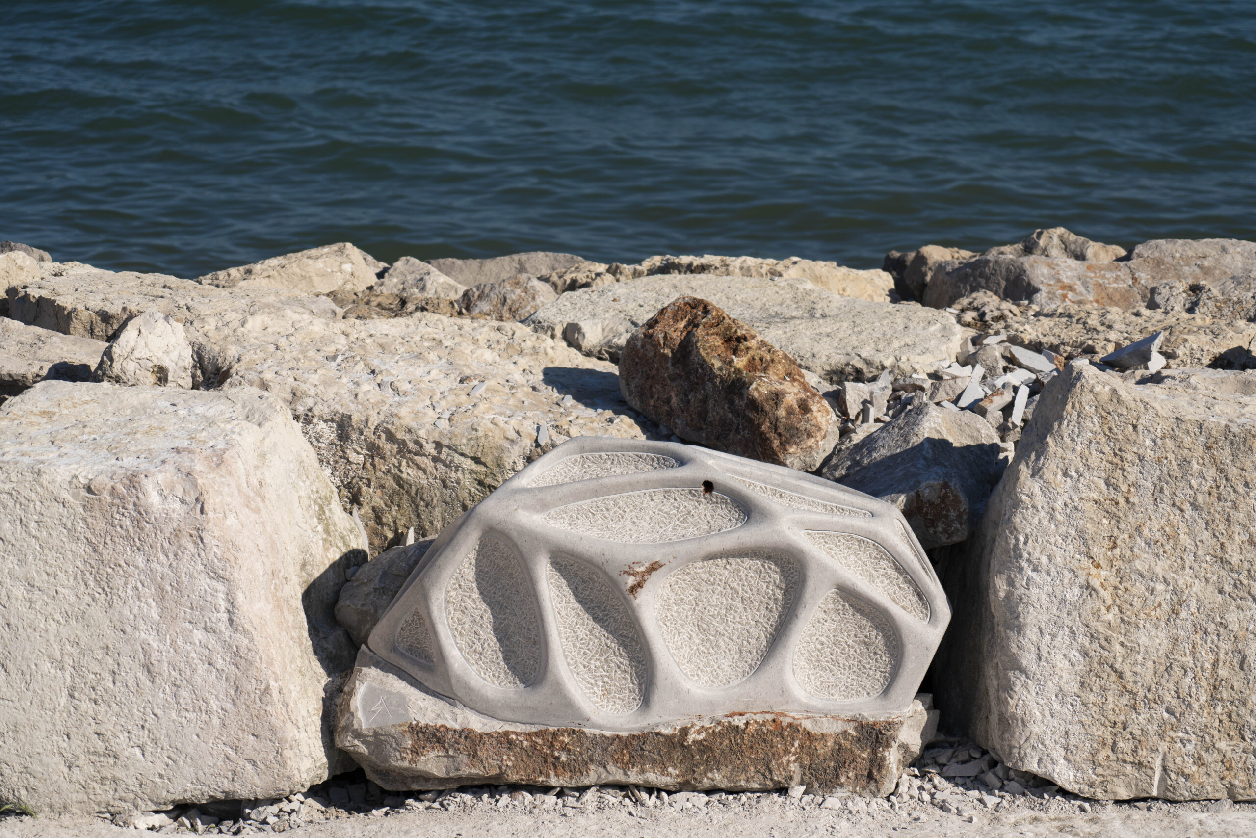 ScoglieraViva | Simposio internazionale di scultura all’aperto, Caorle, Venezia ScoglieraViva | Simposio internazionale di scultura all'aperto, Caorle, Venezia opera di Arijel Struckelj