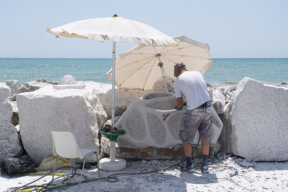 ScoglieraViva | Simposio internazionale di scultura all’aperto, Caorle, Venezia – backstage 2025 ScoglieraViva | Simposio internazionale di scultura all'aperto, Caorle, Venezia - backstage 2025